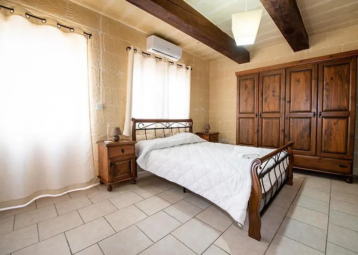 4 Bedroom Holiday Home With Private Pool