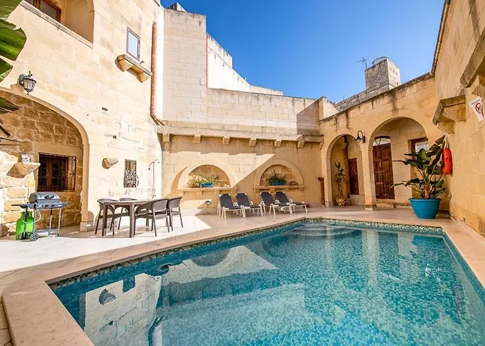 4 Bedroom Holiday Home With Private Pool